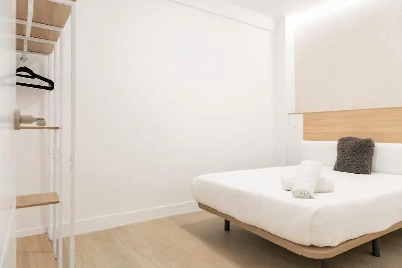 Contemporary 6Bd Apartment For 12 Las Ventas Madrid